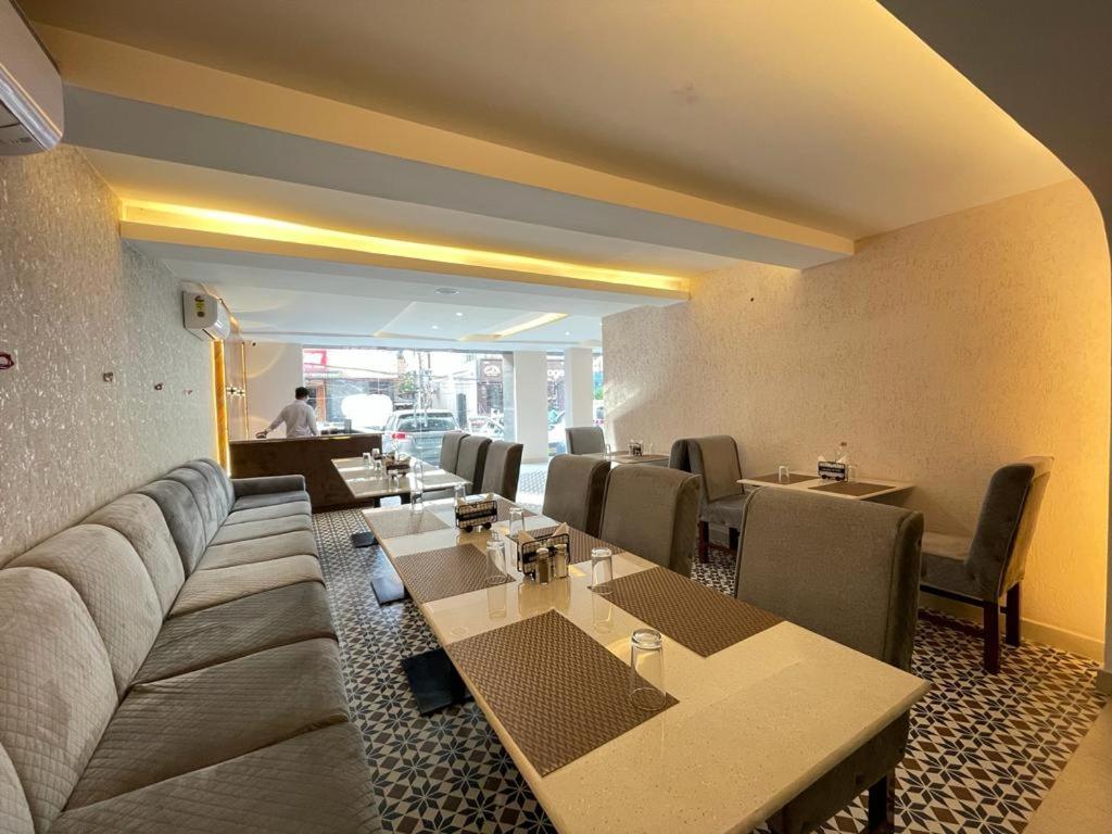 Hotel Santoor พาราณสี ภายนอก รูปภาพ