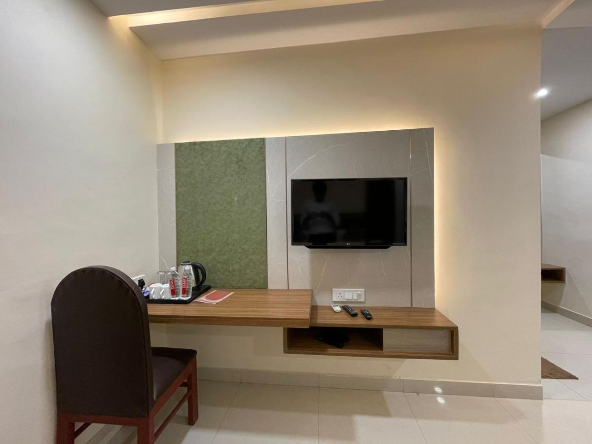 Hotel Santoor พาราณสี ภายนอก รูปภาพ