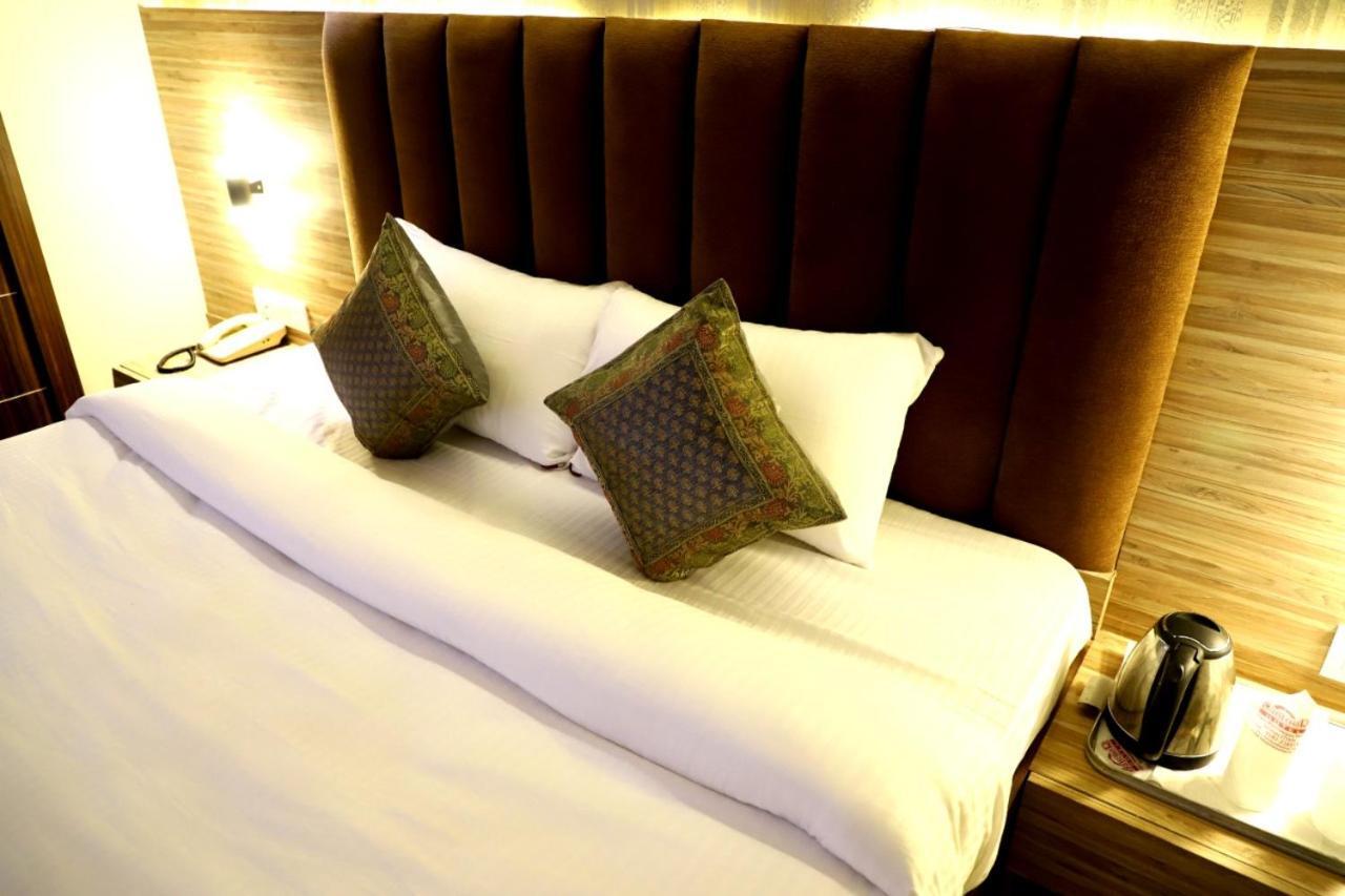 Hotel Santoor พาราณสี ภายนอก รูปภาพ